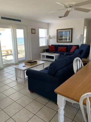 テレビ、DVD プレーヤー