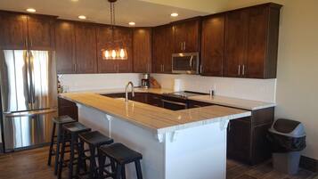 Geladeira, micro-ondas, fogão, cooktop