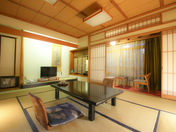 Quarto tradicional (Standard Japanese Style) | Cofres nos quartos, Wi-Fi de cortesia