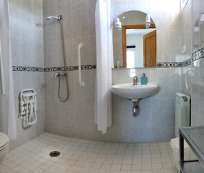 Séchoir à cheveux, serviettes fournies, savon, papier de toilette