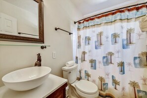 Combined shower/tub, hair dryer, towels