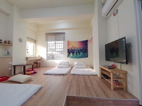 Cortinas blackout, wifi gratis y ropa de cama