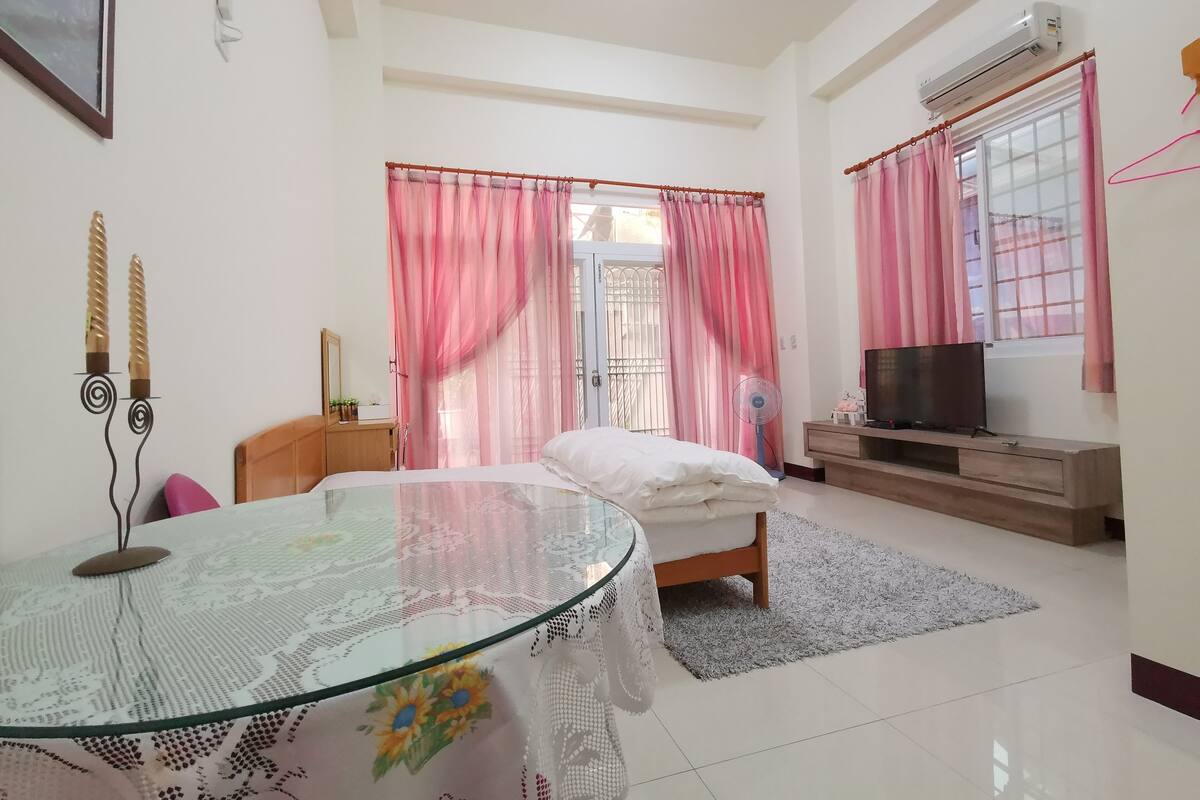 Cortinas opacas, wifi gratis, ropa de cama