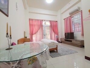 Blackout drapes, free WiFi, bed sheets - Chuan Men Tzu B&B (Tainan)