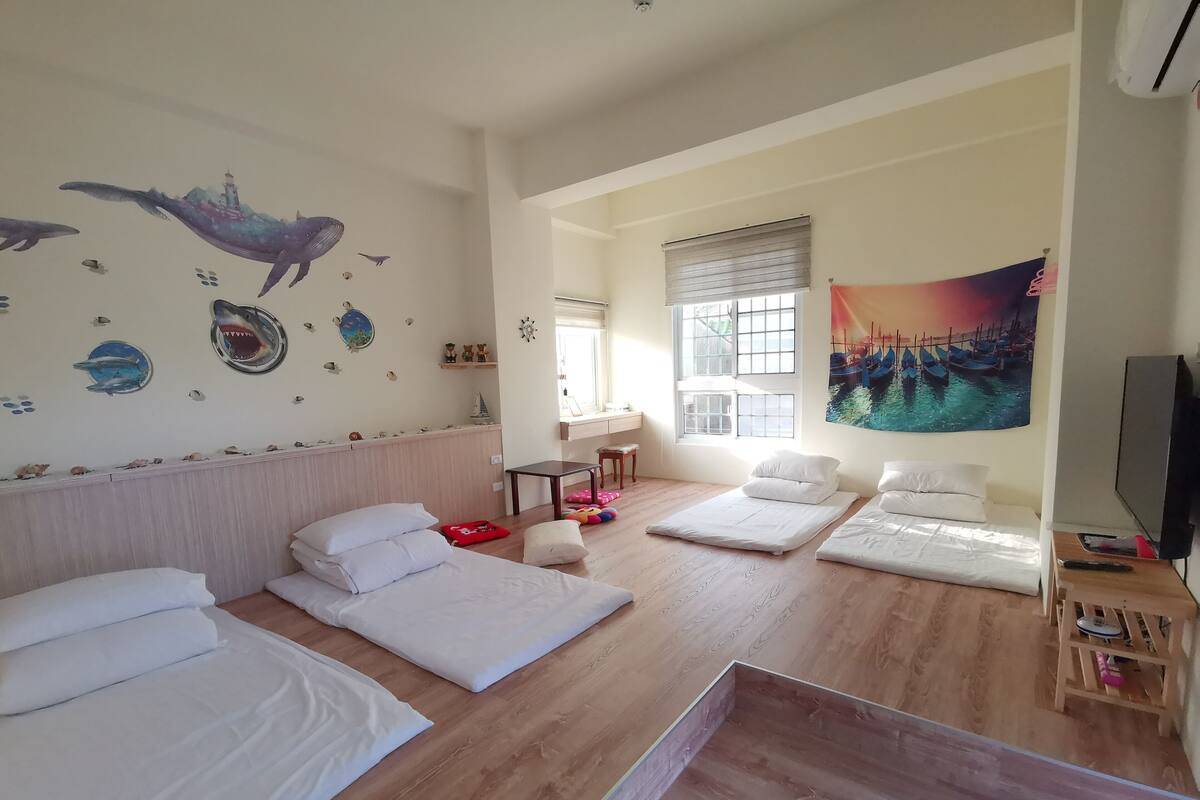 Cortinas opacas, wifi gratis, ropa de cama
