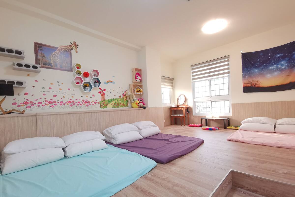 Cortinas opacas, wifi gratis, ropa de cama