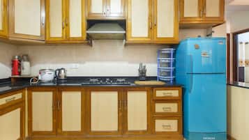 Refrigerador, parrilla de estufa, cafetera y tetera y tetera eléctrica