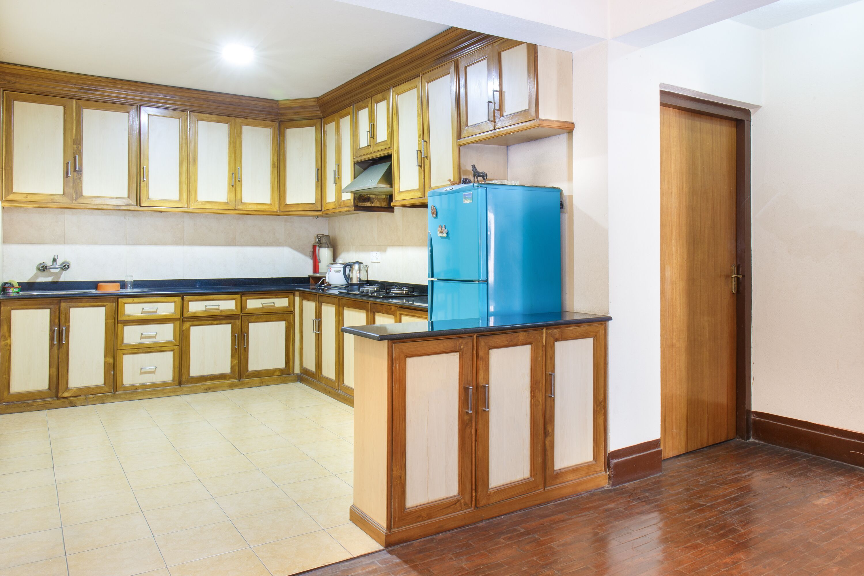 Fridge, stovetop, coffee/tea maker, electric kettle