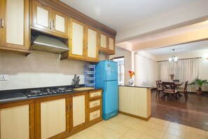 Fridge, stovetop, coffee/tea maker, electric kettle