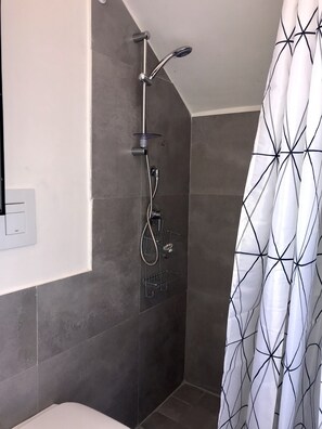 Een douche, een bidet, handdoeken, zeep