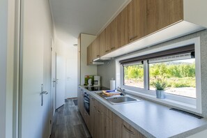 Comfort Mobile Home, 3 Bedrooms | Private kitchen | Fridge, stovetop, coffee/tea maker, electric kettle - Sveastranda Camping (Gjovik)