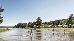 A lakeside camping area with RVs and tents. - Sveastranda Camping (Gjovik)