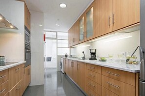 冷蔵庫、電子レンジ、オーブン、コンロ