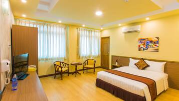 Deluxe King Room | Minibar, in-room safe, desk, blackout drapes