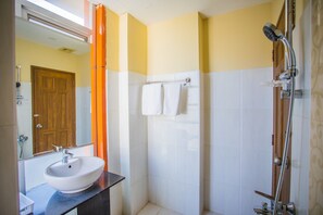 Bathroom shower - Golden Gate China Town Hotel (Yangon)