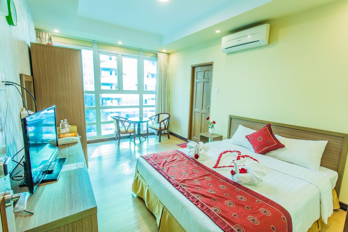 ميني بار وخزنة داخل الغرفة ومكتب وستائر تعتيم