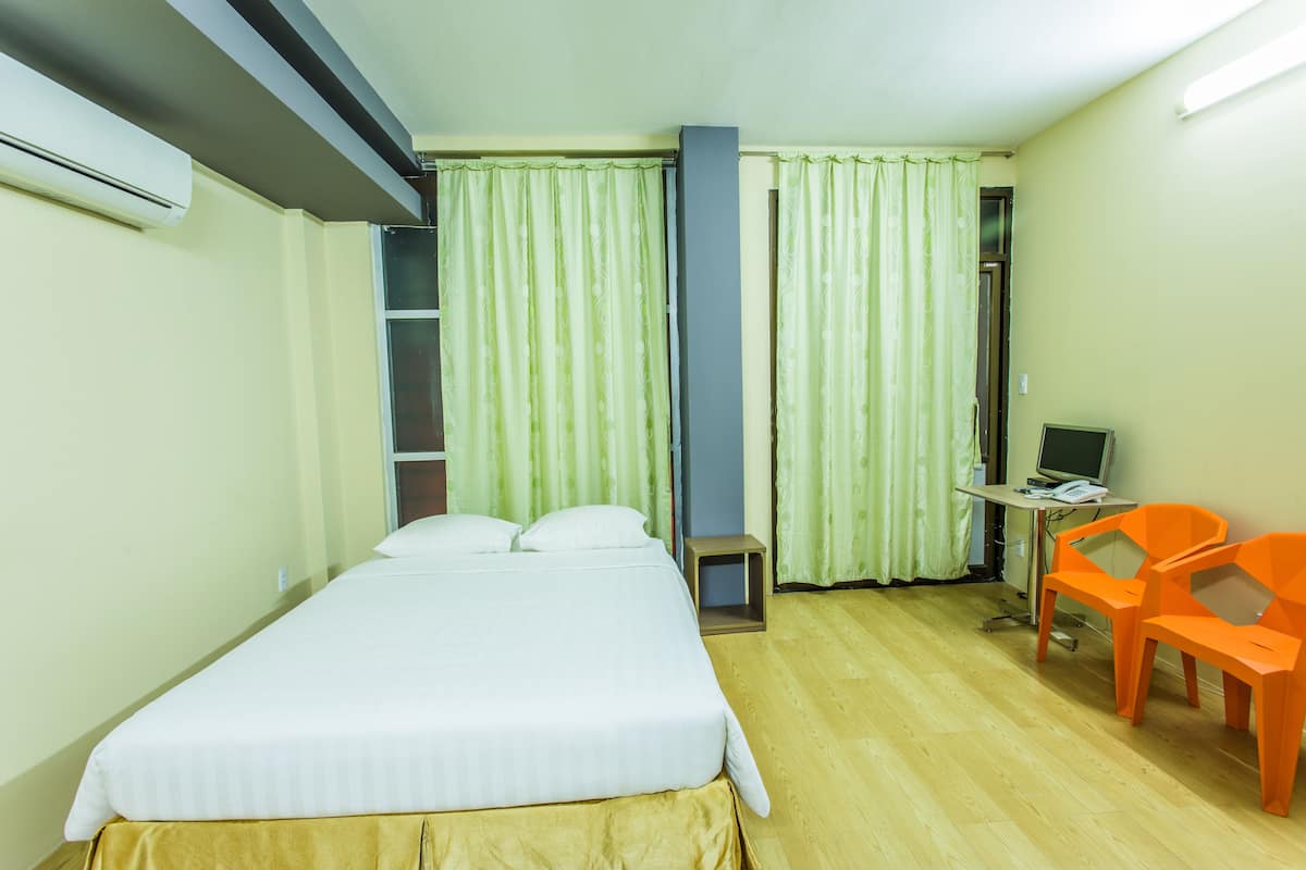 ميني بار وخزنة داخل الغرفة ومكتب وستائر تعتيم