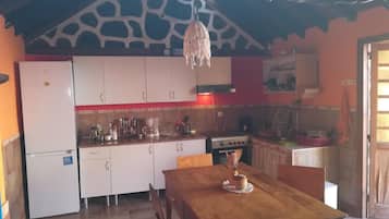 Réfrigérateur dans l'espace commun, plaque de cuisson