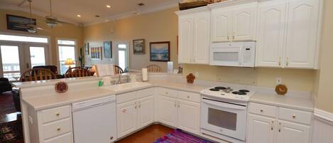 Frigorifero, microonde, forno, piano cottura