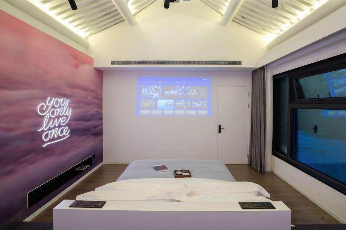 Deluxe Room, Courtyard View | Desk, free WiFi, individually decorated, individually furnished
