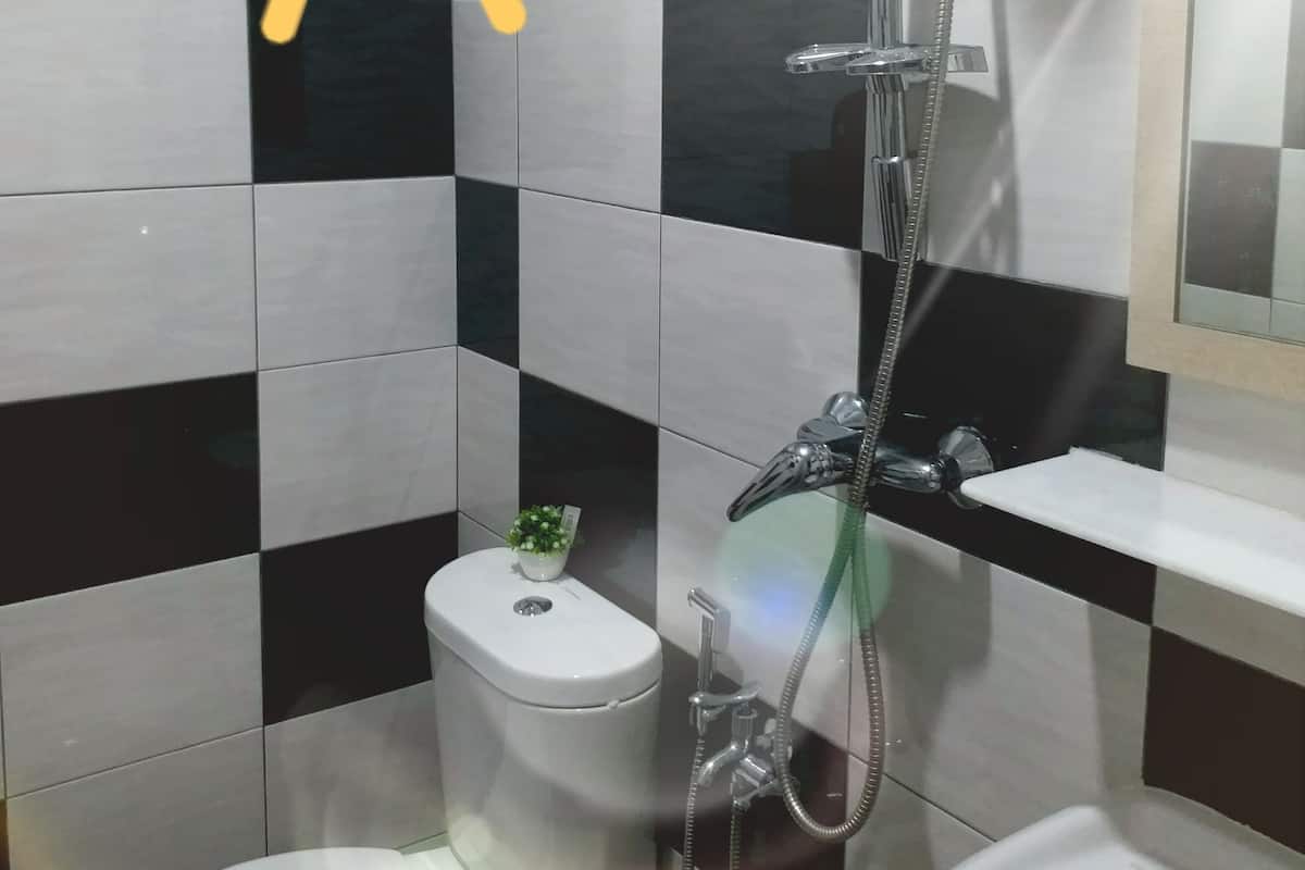 Habitación Confort (Room 2) | Baño | Regadera, secadora de cabello, bidet, toallas