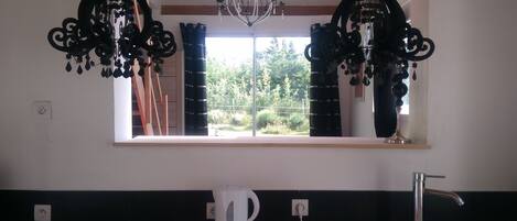 Micro-ondes, lave-vaisselle, cafetiĂšre/bouilloire