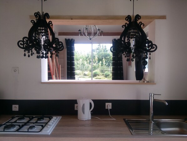 Micro-ondes, lave-vaisselle, cafetière/bouilloire