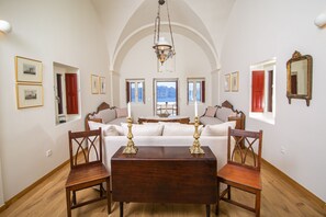 Villa, 2 Bedrooms, Hot Tub (Indoor & Outdoor) | リビング エリア | スマートテレビ