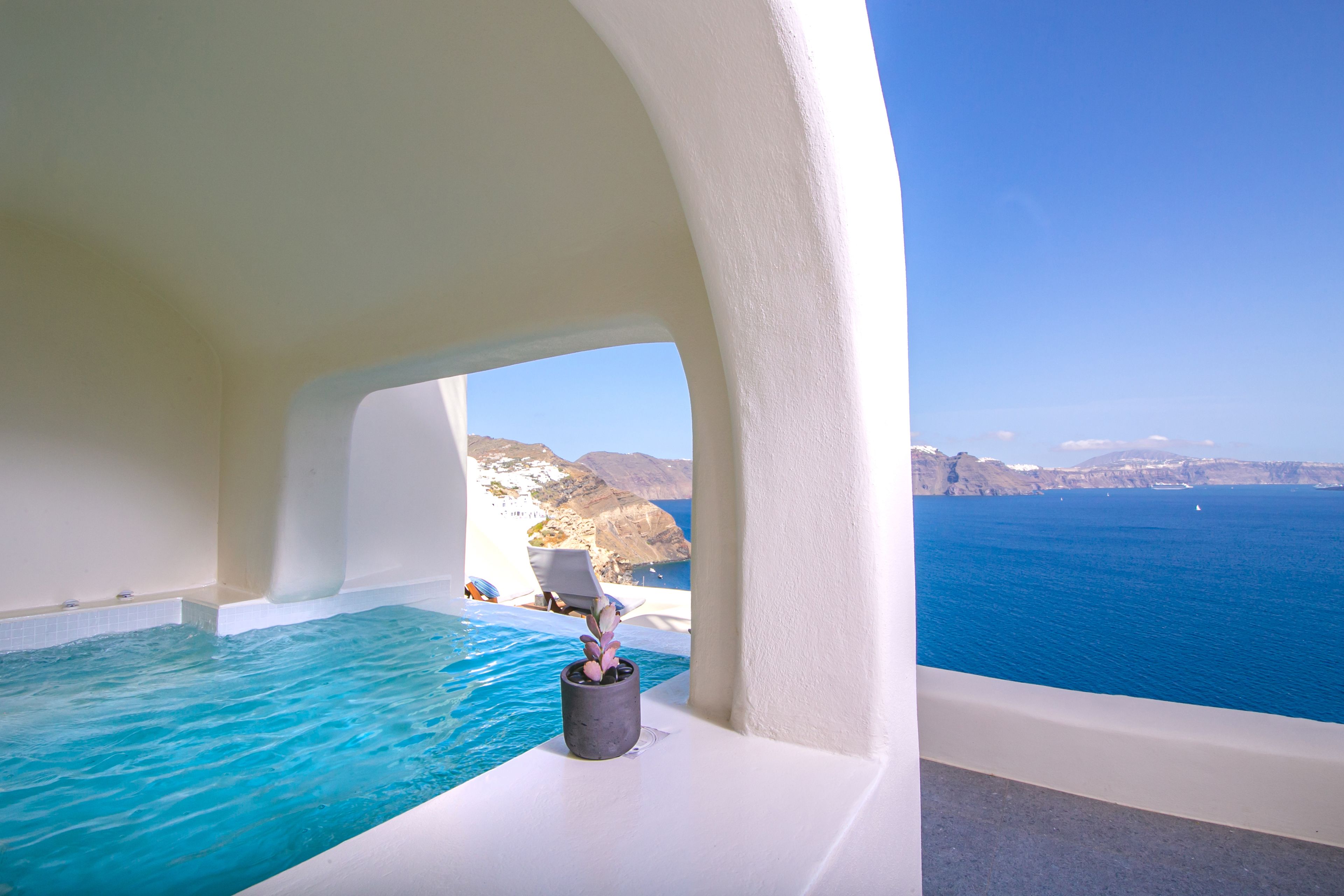 Un espace piscine offrant une vue sur la mer et les falaises.