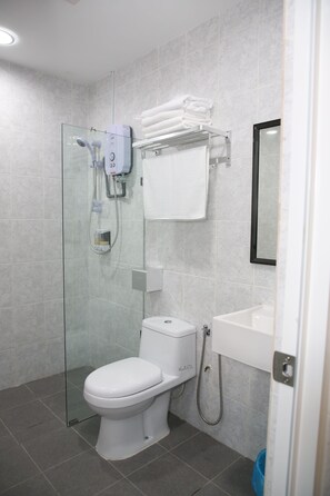 Douche, sèche-cheveux, serviettes fournies, savon