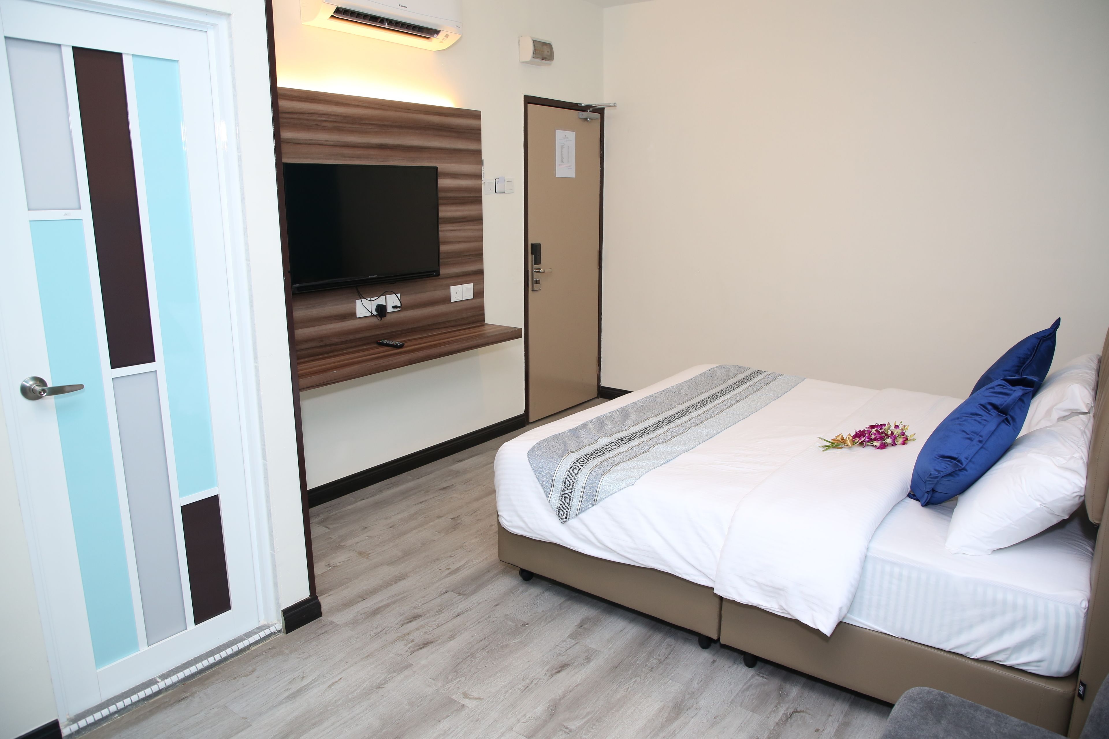 standard king | individually furnished, iron/ironing board, free wifi, bed sheets