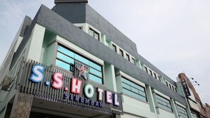 A hotel with a prominent sign reading "S. SHOTEL SEREMBAN" and a smaller sign above it stating "HOTEL". - SS Hotel Seremban (Seremban)