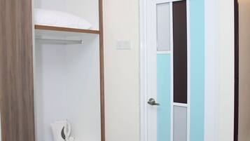 スタンダード ルーム | 客室ごとに異なるインテリア、アイロン / アイロン台、WiFi (無料)、ベッドシーツ