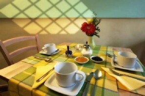 Free daily buffet breakfast