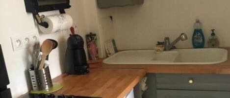 Jääkaappi, mikroaaltouuni, kahvin-/teenkeitin, leivänpaahdin