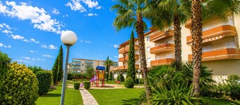 RISCOS 2 with communal pool, beach at 200m