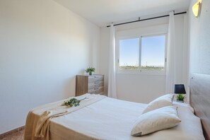 1 habitación, tabla de planchar con plancha, wifi gratis y ropa de cama