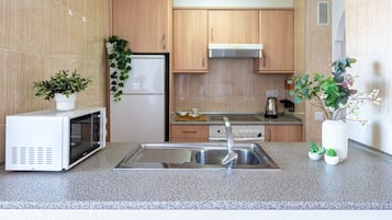 Refrigerador, microondas, horno y cafetera y tetera