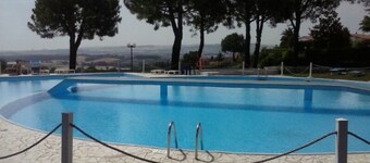 N195 - Numana, large five-room apartment with garden