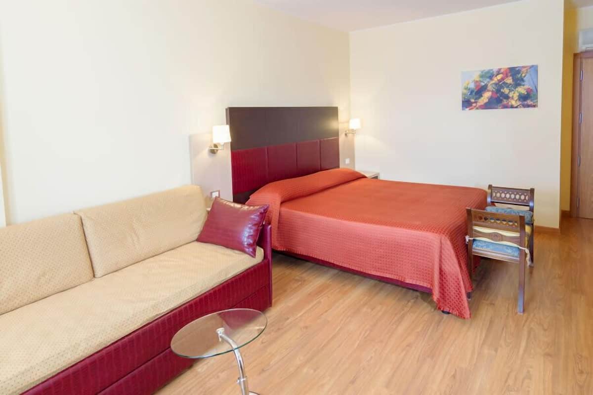 Habitación triple | Caja de seguridad en la habitación, escritorio y insonorización
