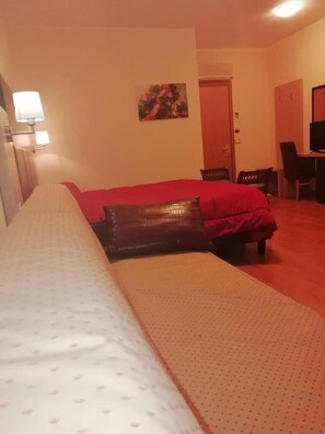 Brankas, meja kerja, kedap suara, dan tempat tidur bayi gratis