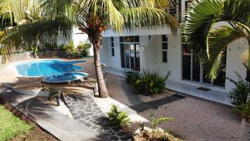 Piscine extérieure, parasols de plage, chaises longues