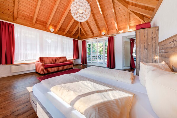 Deluxe suite, 3 slaapkamers, niet-roken, uitzicht op tuin | Tempur Pedic-bedden, individueel gedecoreerd, individueel gemeubileerd