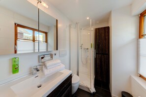 Quarto casal | Banheiro | Chuveiro, secador de cabelo, toalhas de banho, sabonete
