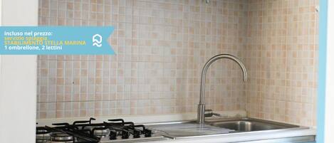 Réfrigérateur, four, tables à manger