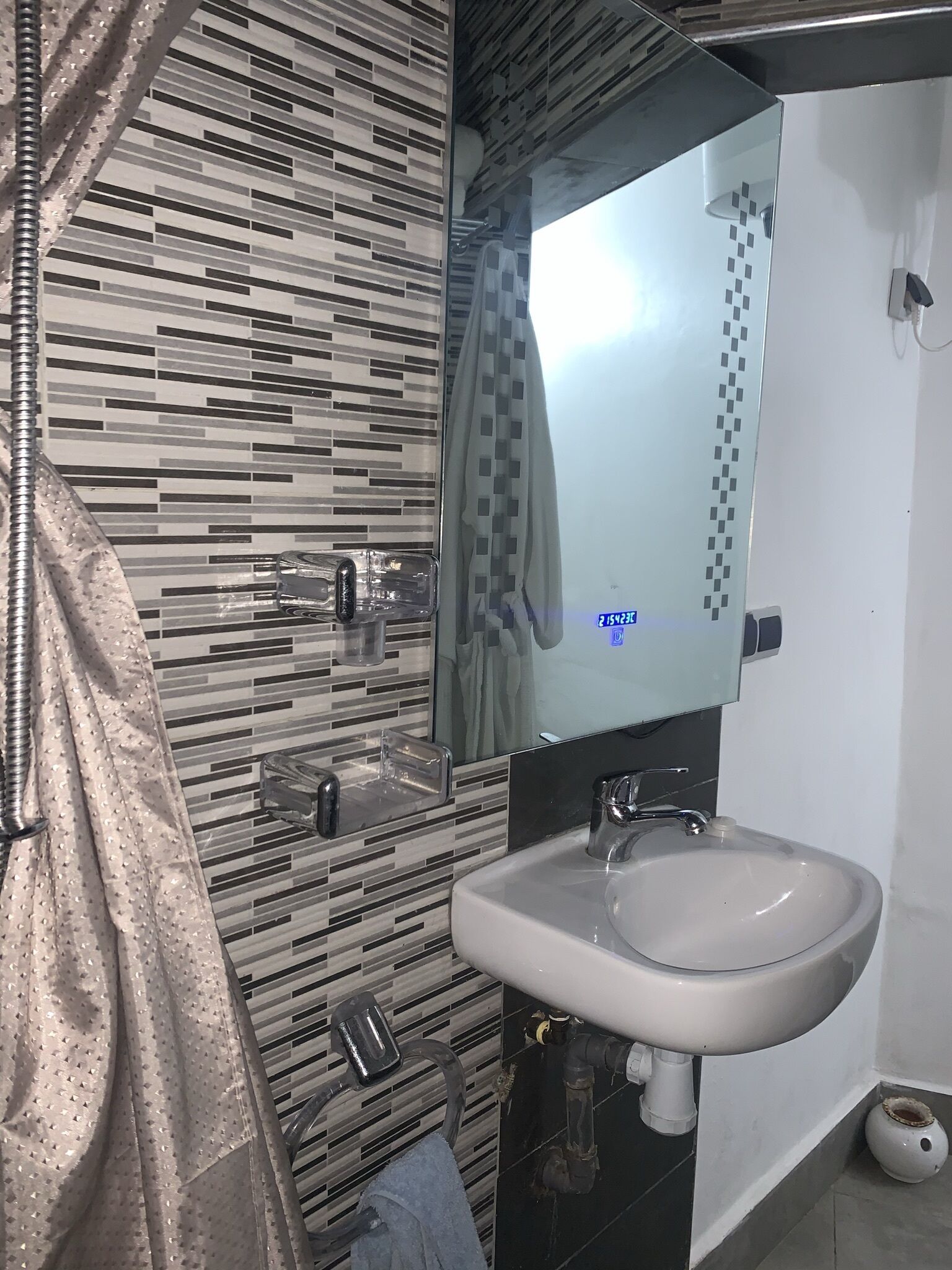 Een douche, een haardroger, een bidet, handdoeken