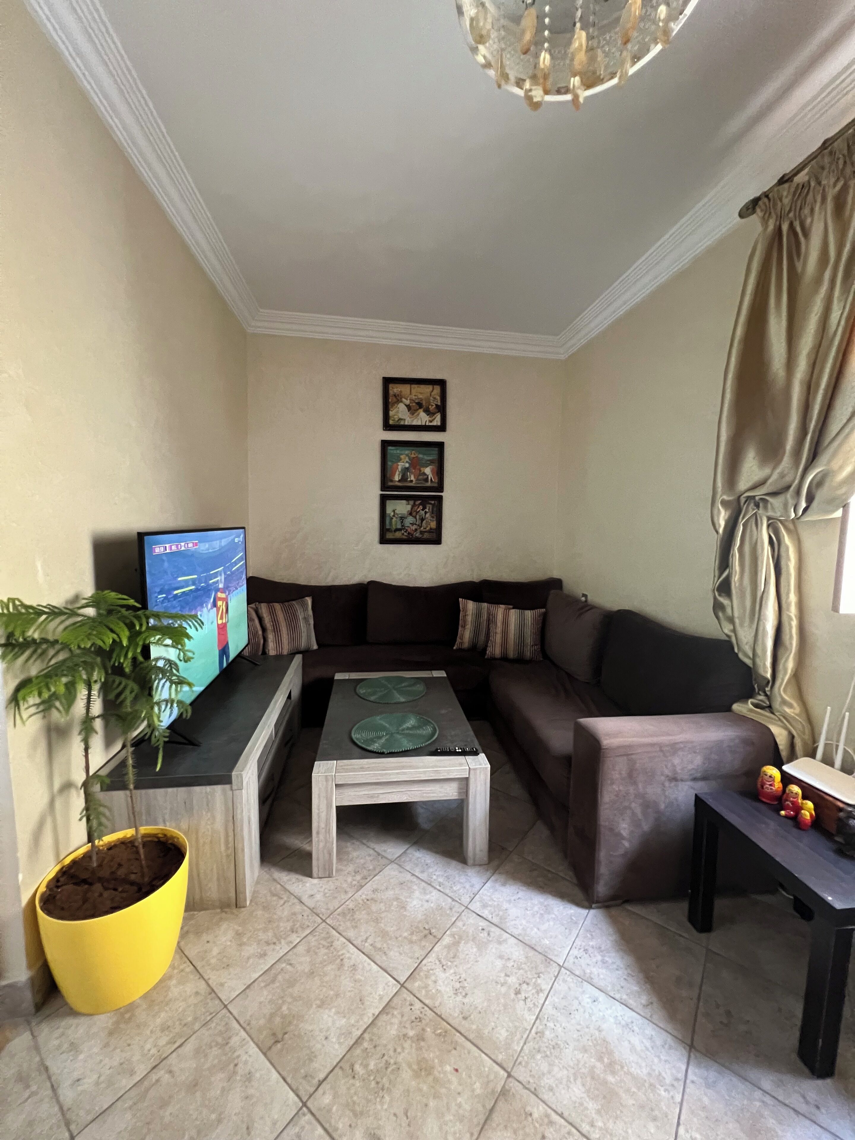 Een smart-tv, een open haard, boeken en een muziekbibliotheek