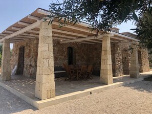 Outdoor dining - SAN GREGORIO VILLA WITH SECULAR OLIVE GROVE, GARDEN AND PORCH (Patù)
