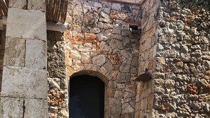 A stone building with a small arched window and a concrete floor. - SAN GREGORIO VILLA WITH SECULAR OLIVE GROVE, GARDEN AND PORCH (Patù)