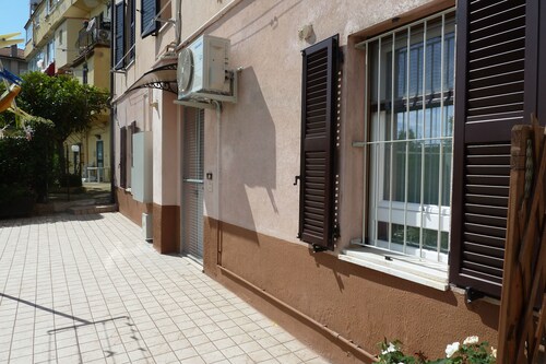 Apartamento de 1 dormitorio, 1 baño con entrada independiente.